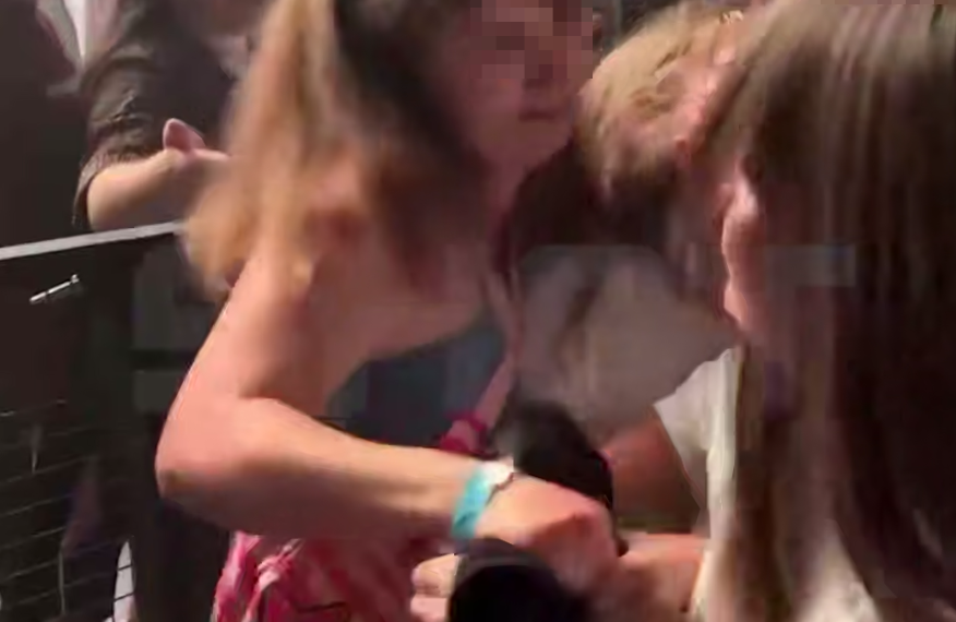 Фанатки подрались из-за потного полотенца рэпера Akon на концерте в Сочи