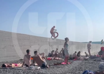 В Сочи спасатель сломал ногу, спеша на помощь к утопающей