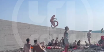 В Сочи спасатель сломал ногу, спеша на помощь к утопающей