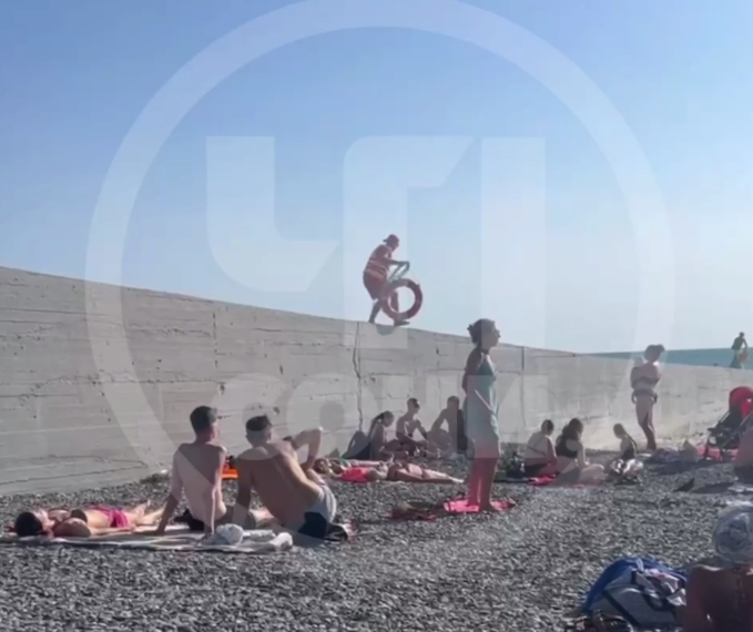 В Сочи спасатель сломал ногу, спеша на помощь к утопающей