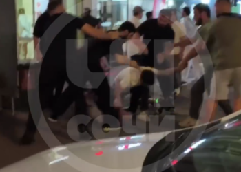 Массовую драку возле торгового центра в Сочи очевидцы сняли на видео