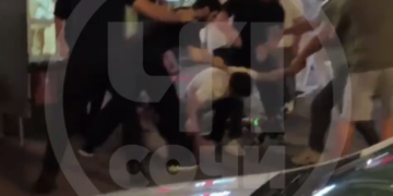 Массовую драку возле торгового центра в Сочи очевидцы сняли на видео