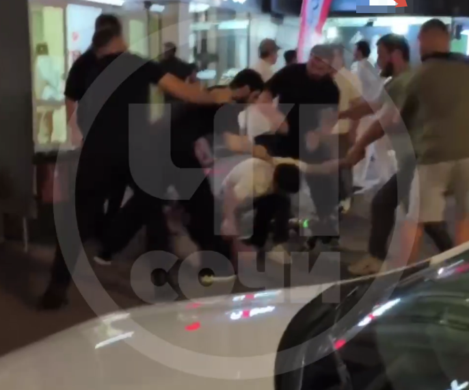 Массовую драку возле торгового центра в Сочи очевидцы сняли на видео