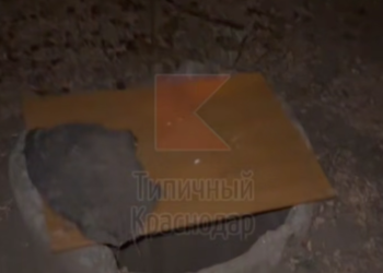 Ребёнок провалился в открытый люк возле поликлиники в Краснодаре