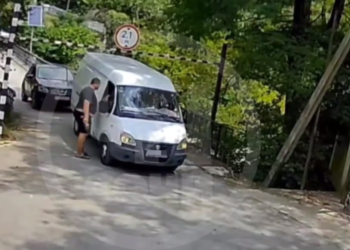 В Сочи жители Кудепсты встали на защиту аварийного моста от большегрузов