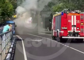 Туристический автобус с пассажирами задымился на дороге в Сочи