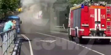 Туристический автобус с пассажирами задымился на дороге в Сочи