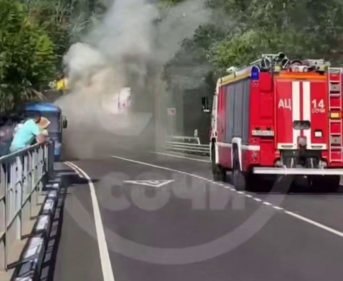 Туристический автобус с пассажирами задымился на дороге в Сочи
