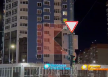 В Краснодаре с верхних этажей жилого дома на прохожих сбросили пакеты с водой