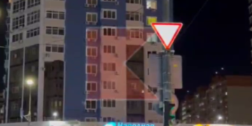 В Краснодаре с верхних этажей жилого дома на прохожих сбросили пакеты с водой