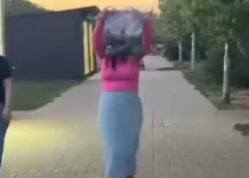 В Краснодаре странная женщина нападает на девушек и рвет на них одежду