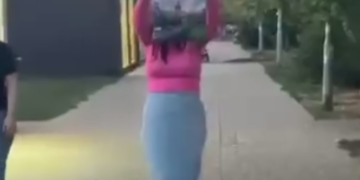 В Краснодаре странная женщина нападает на девушек и рвет на них одежду