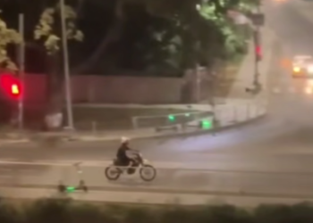 В Краснодаре по ночам подростки на питбайках троллят инспекторов ГАИ