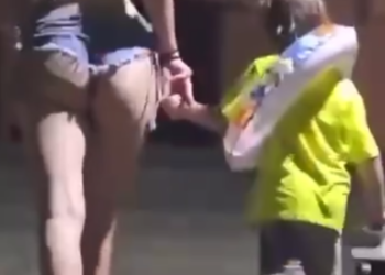 В Сочи молодая мать с оголенными ягодицами произвела фурор на улице