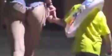 В Сочи молодая мать с оголенными ягодицами произвела фурор на улице