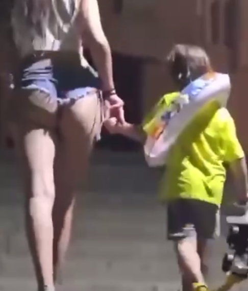 В Сочи молодая мать с оголенными ягодицами произвела фурор на улице