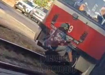 Школьники-зацеперы в Краснодаре продолжают кататься сзади трамваев