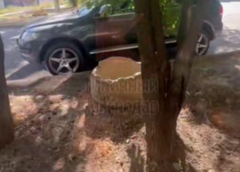 В Краснодаре установили крышку на колодец после падения ребёнка