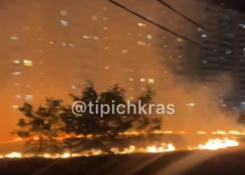 Дети подожгли траву на площадке между домами в Краснодаре