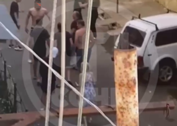 В Сочи группа людей жестоко избила полуголого мужчину