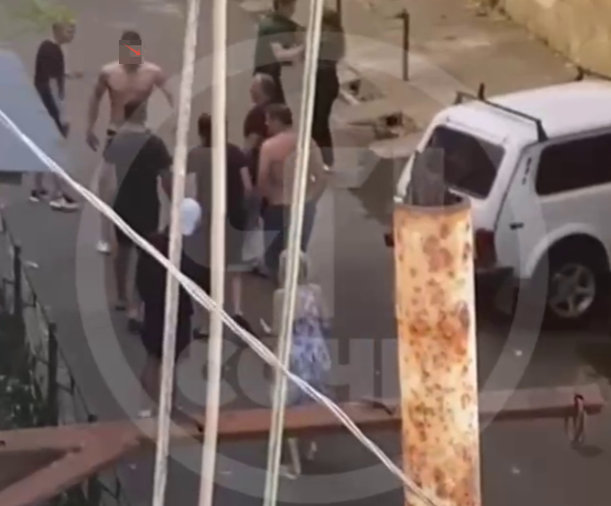 В Сочи группа людей жестоко избила полуголого мужчину