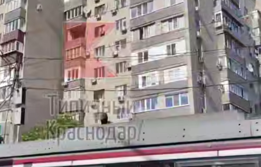 В Краснодаре дети-зацеперы устроили опасные игры на крышах трамваев