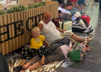 Бабушка-путешественница создала уют в аэропорту Сочи