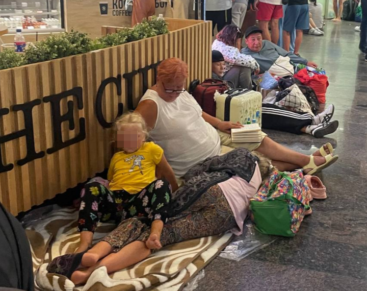 Бабушка-путешественница создала уют в аэропорту Сочи