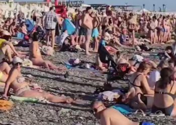 Яблоку негде упасть: сняли на видео обстановку на пляжах Сочи 19 августа