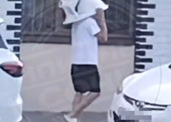 «Шапка Наполеона»: мужчина с унитазом на голове удивил окружающих в Сочи