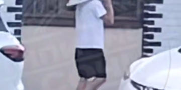 «Шапка Наполеона»: мужчина с унитазом на голове удивил окружающих в Сочи