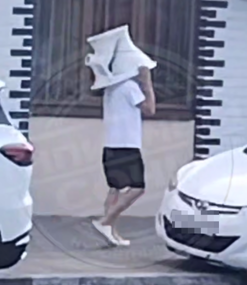 «Шапка Наполеона»: мужчина с унитазом на голове удивил окружающих в Сочи