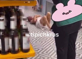 В Краснодаре голый мужчина катался по полу в «Пятерочке»