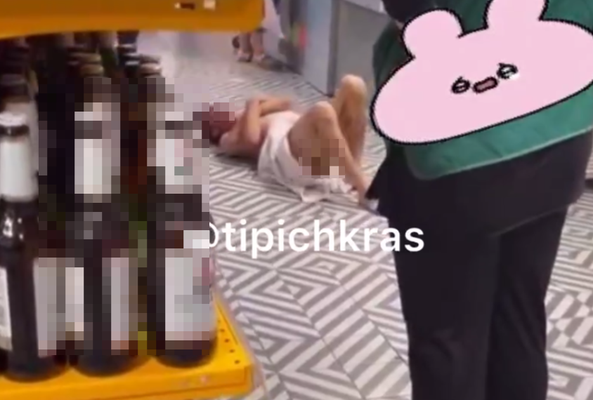 В Краснодаре голый мужчина катался по полу в «Пятерочке»