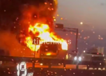 Вечером в Краснодаре на развязке у «Красной площади» сгорел пассажирский автобус