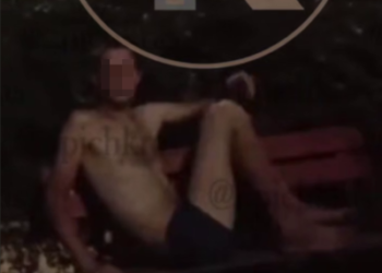 В Краснодаре почти голый мужчина лег спать на детской площадке