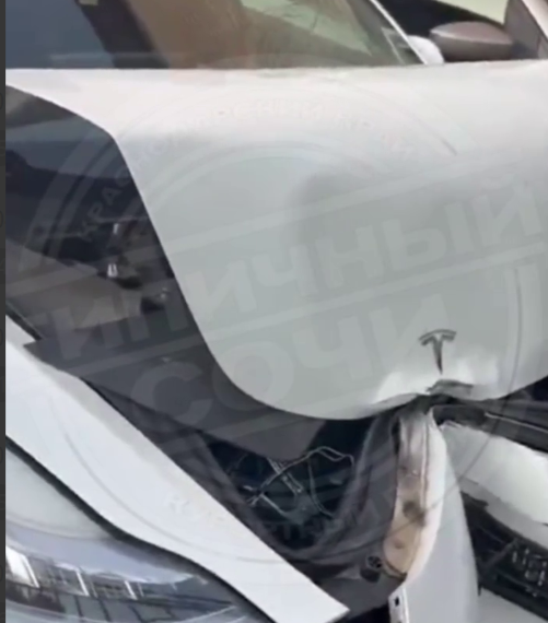 Tesla с армянскими номерами устроила «восстание» на сочинской набережной