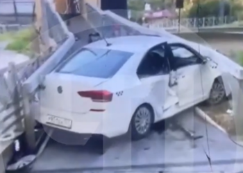 В центре Сочи таксист врезался в ограждение и заехал на пандус моста