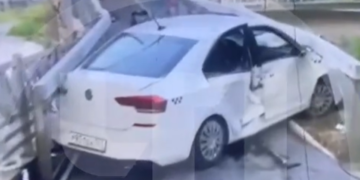 В центре Сочи таксист врезался в ограждение и заехал на пандус моста