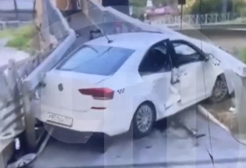 В центре Сочи таксист врезался в ограждение и заехал на пандус моста