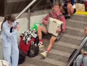 «Давай, наяривай»: баянист дал импровизированный концерт в аэропорту Сочи