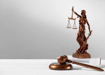 Охранник из Сочи не будет судиться с рэпером Akon после прыжка на плечи