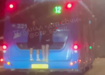 Подростки-зацеперы устроили рискованную прогулку на бампере автобуса в Сочи