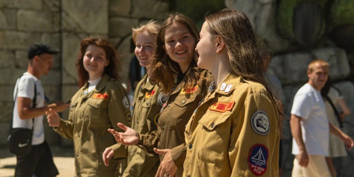 Более 200 студентов из восьми регионов России работают в Сочи Парке