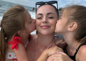 Ольга Рапунцель показала отпуск в Сочи с дочерьми в розовых бикини