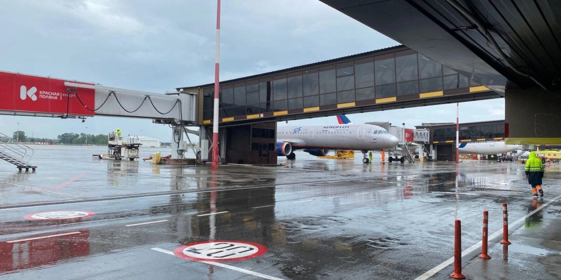 Спустя 2,5 часа в аэропорту Сочи сняты ограничения на прием и выпуск самолетов