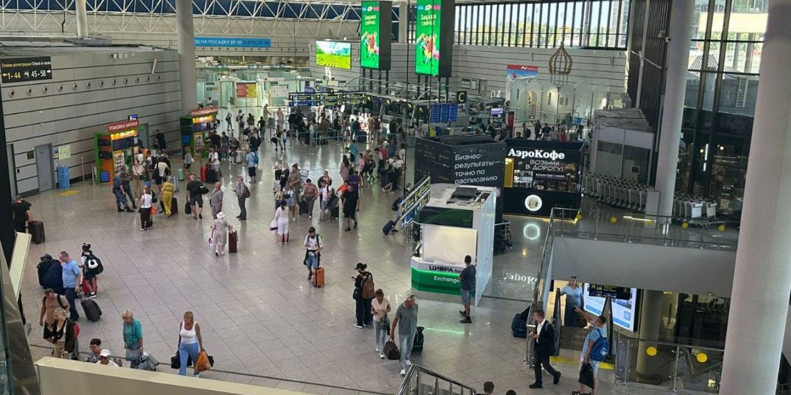 Аэропорт Сочи работает в штатном режиме и готов обслужить более 400 рейсов