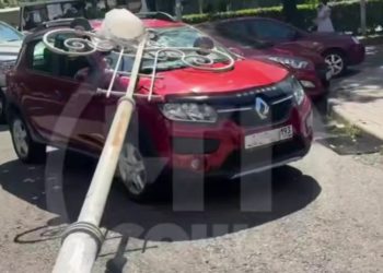 В Сочи ржавый столб рухнул на припаркованный автомобиль