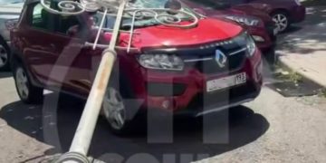 В Сочи ржавый столб рухнул на припаркованный автомобиль