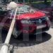 В Сочи ржавый столб рухнул на припаркованный автомобиль
